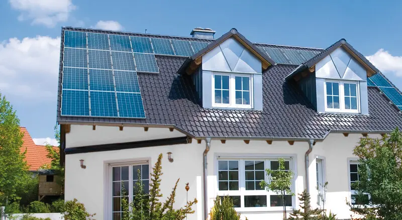 Panneaux photovoltaiques sur le toit d'une maison