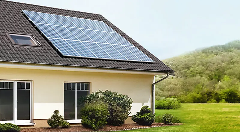 Panneaux photovoltaiques sur le toit d'une maison